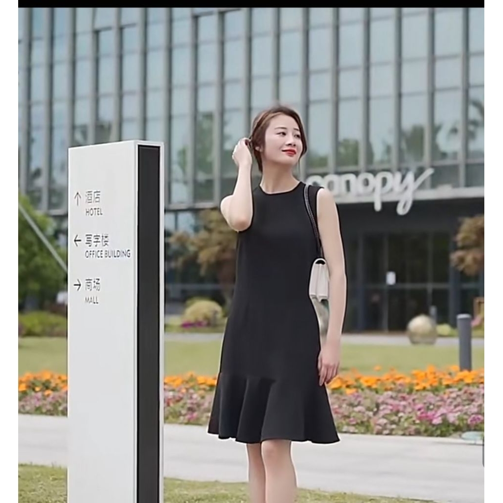 Overall Dress Hitam Polos Dengan Model Mermaid