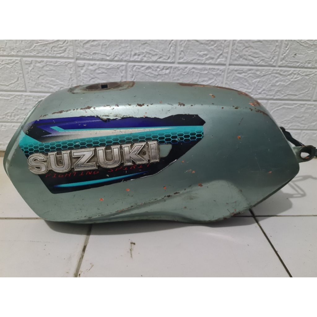 TANGKI SUZUKI A100 XSUPER/ECONOS ORIGINAL SET EMBLEM