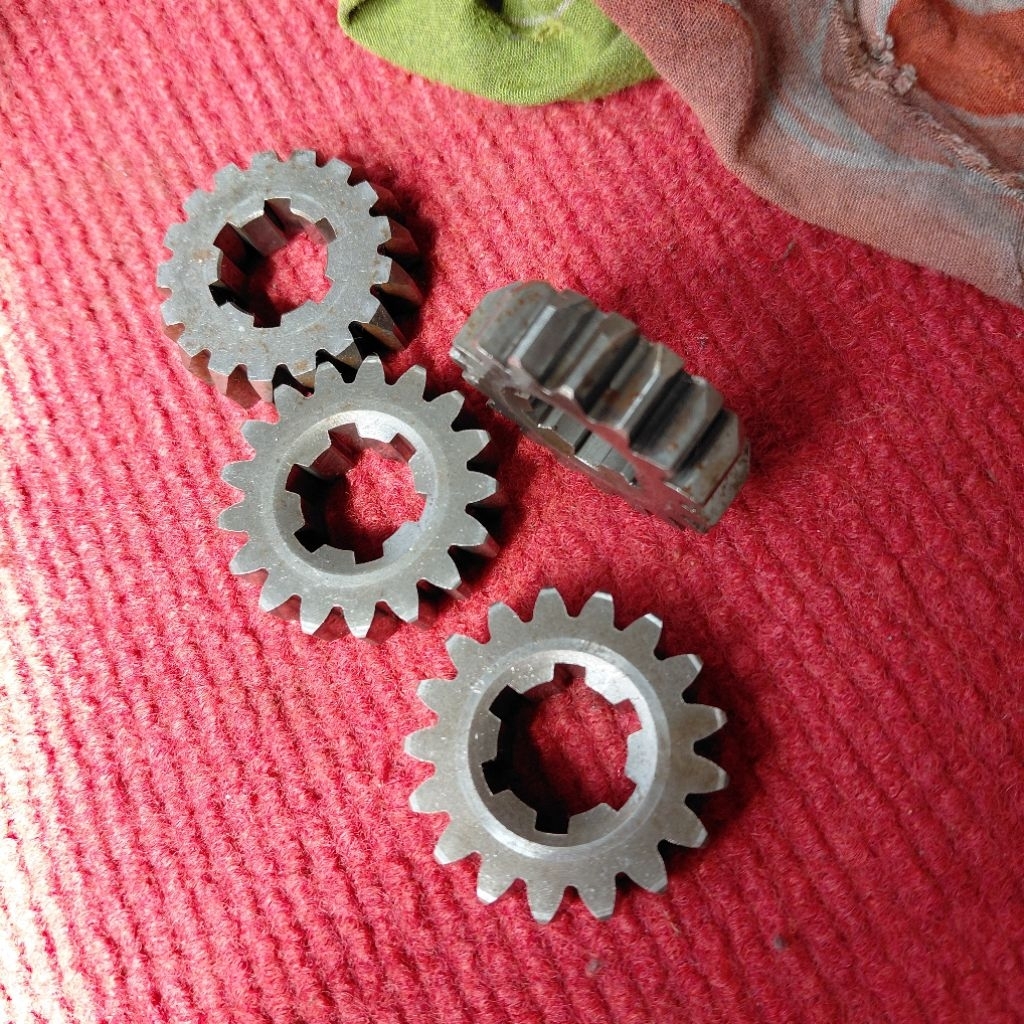 Rasio mata 17 gigi tranmisi kawasaki ninja R 2 tak  original copotan motor kondisi utuh berfungsi no