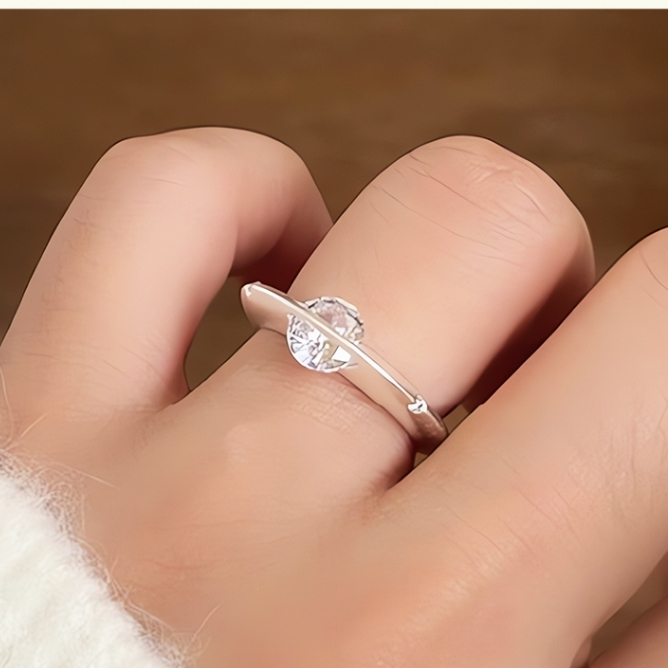 Cincin Perak Padat dengan Permata Utama Bentuk Tetesan Air dan Permata Kecil – Aksesori Elegan, Berk
