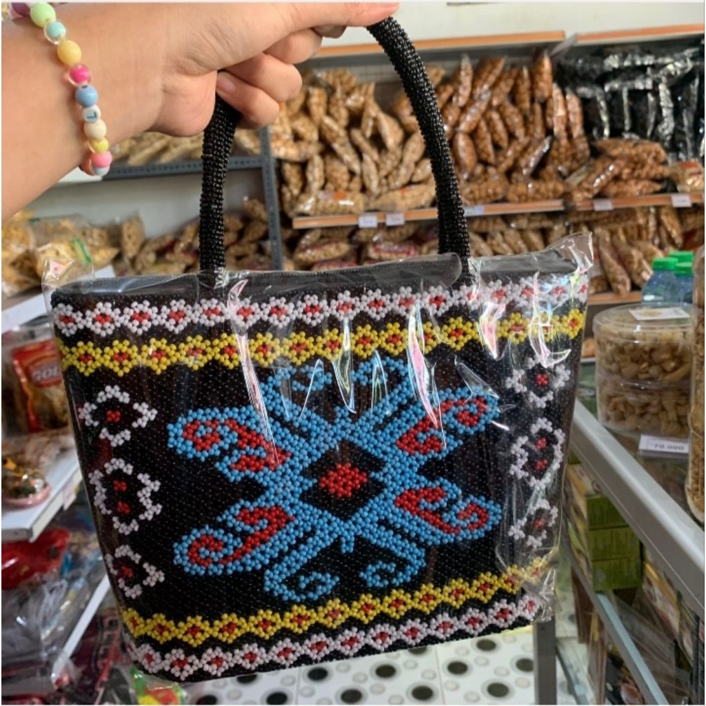 Tas Manik Tradisional Dayak – Kerajinan Asli Kalimantan Timur