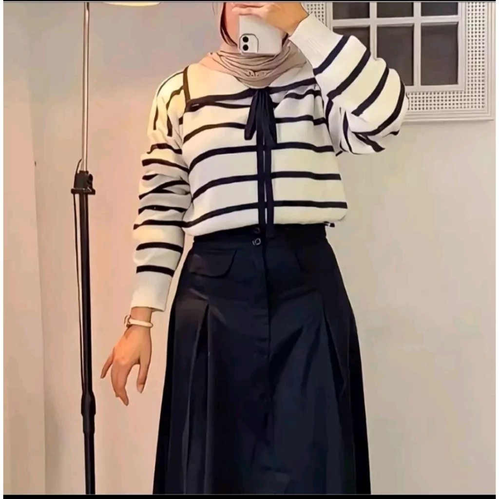 Sweater Lengan Panjang Garis Hitam Putih Dengan Renda Depan Dan Rok Panjang Hitam