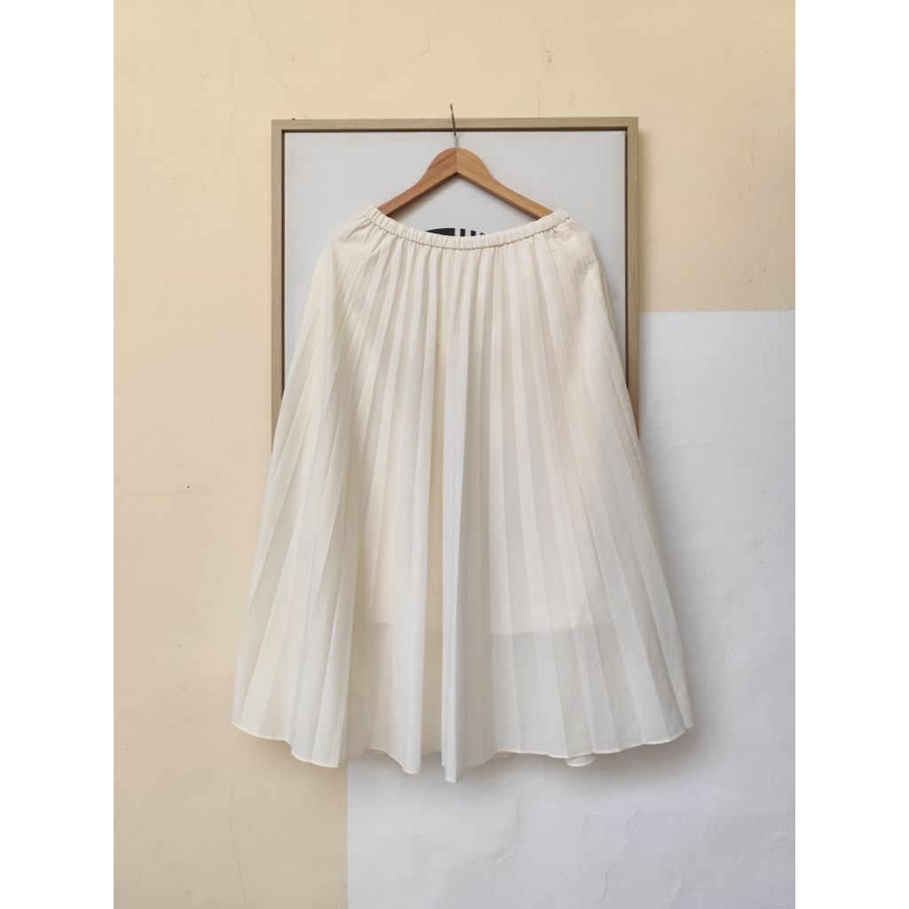 Rok Plisket BW Uniqlo