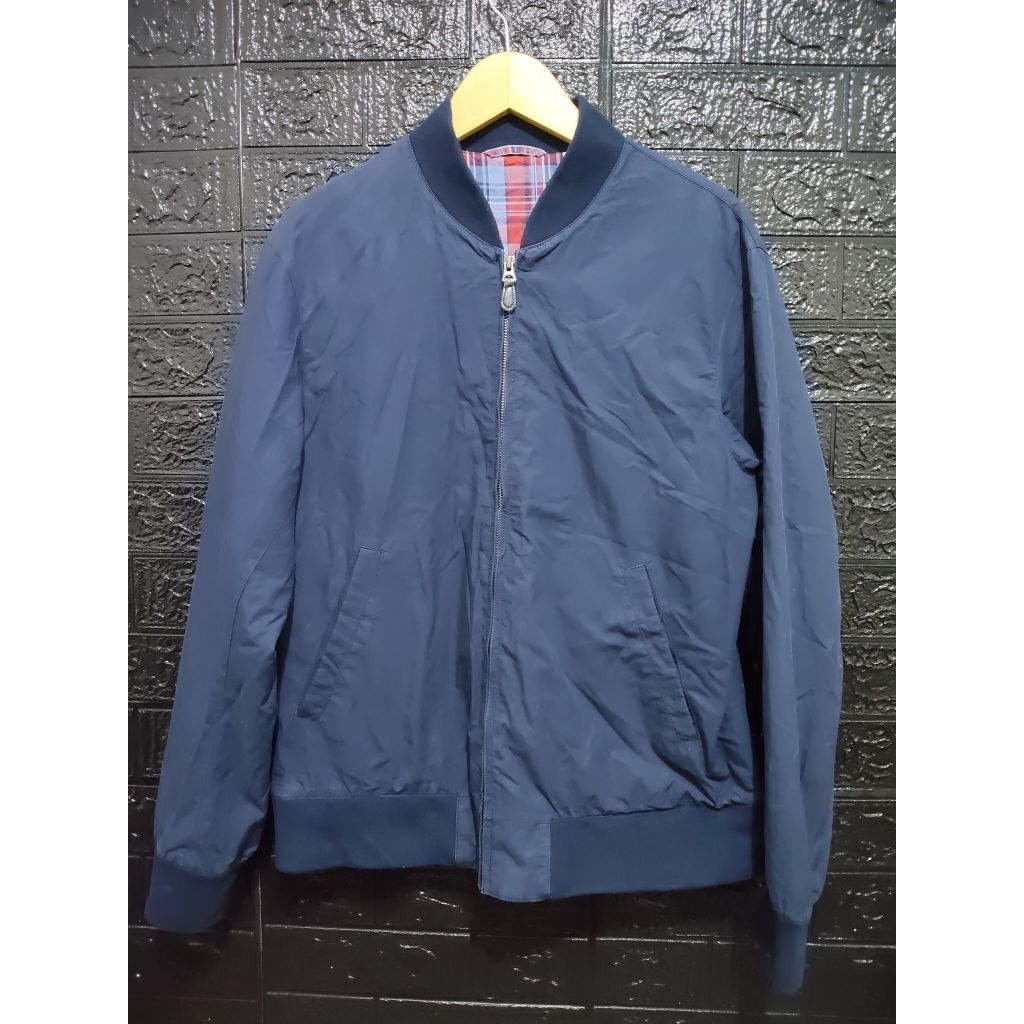 Bomber kasual Uniqlo tag hitam