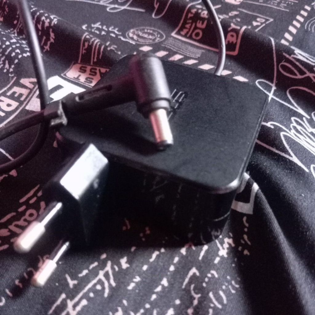 CHARGER/ADAPTOR ORIGINAL ASUS AC Adaptor (model AD883020)