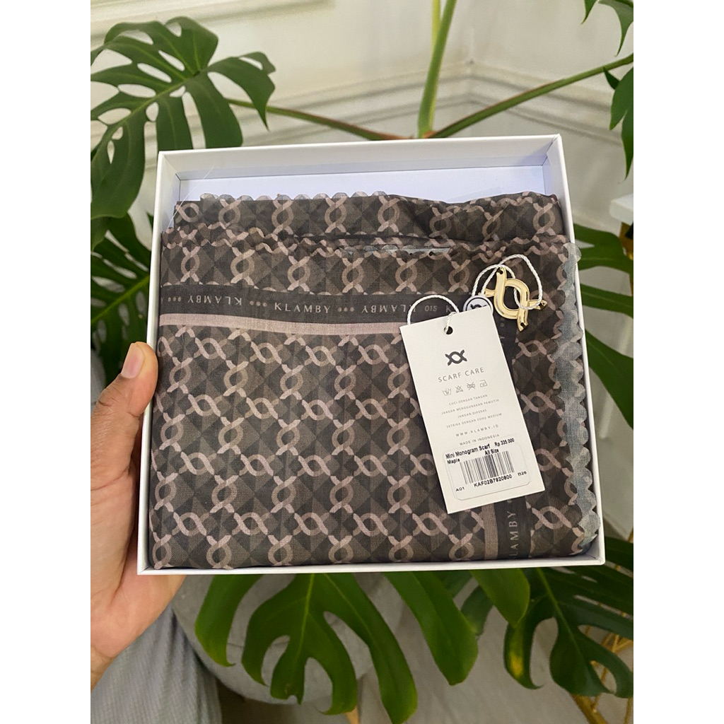 monogram scarf klamby