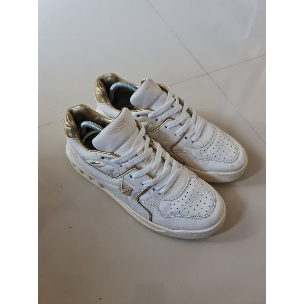 167. Sepatu Sneaker Pria Valentino One Gold Rock Stud
Mantan / Bekas / Second

Size : 43.5
insole : 