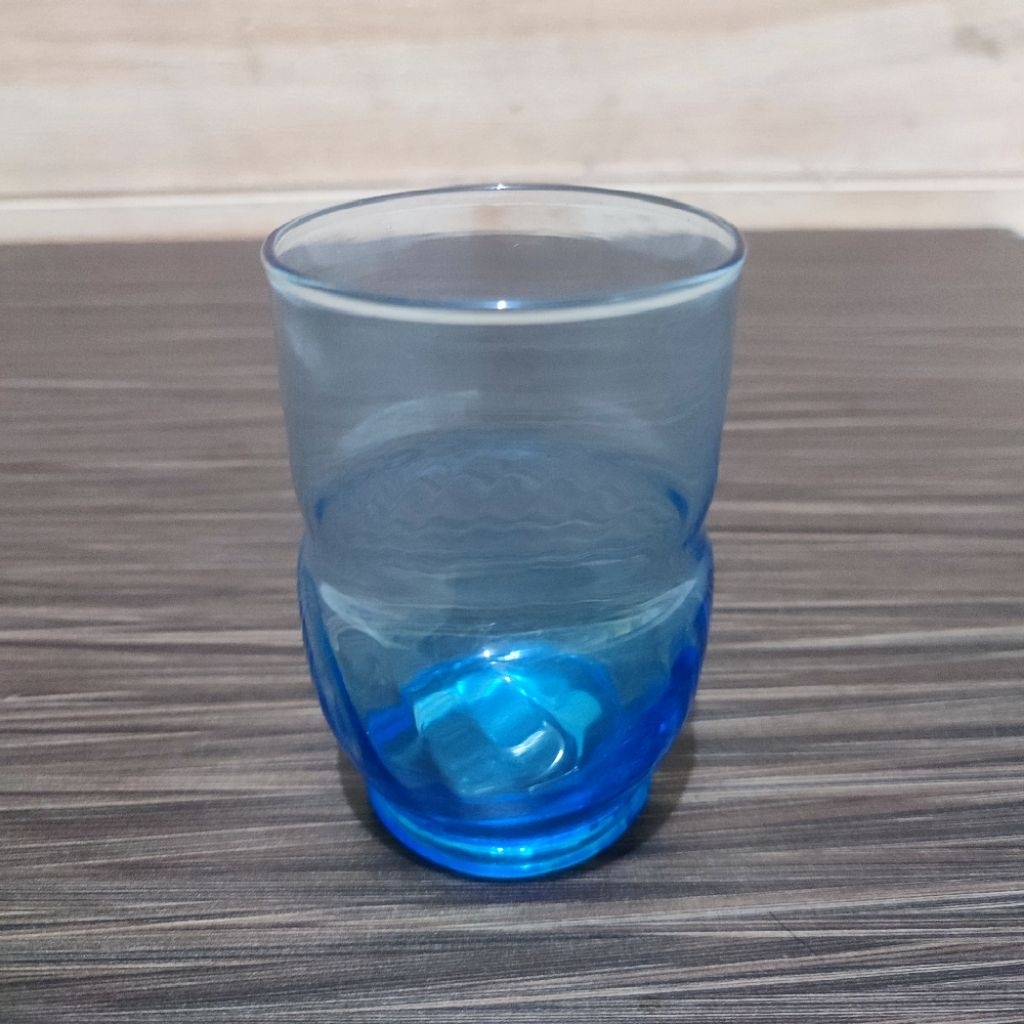 Pangan gelas lawas warna uranium biru