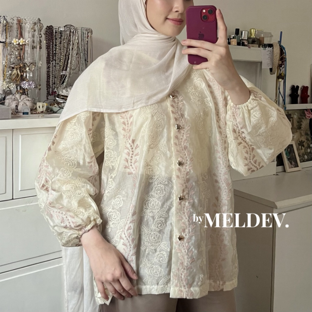 ByMeldev Heart Embroidery Blouse