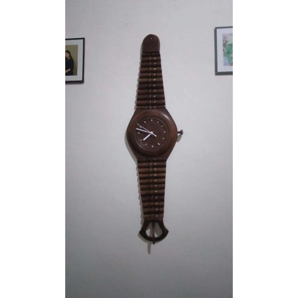 jam dinding kayu barang antik