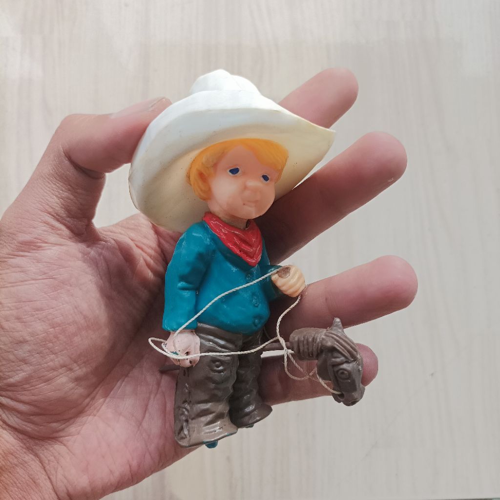 Vintage 1970's Milton Little Cowboys Mainan Action Figure