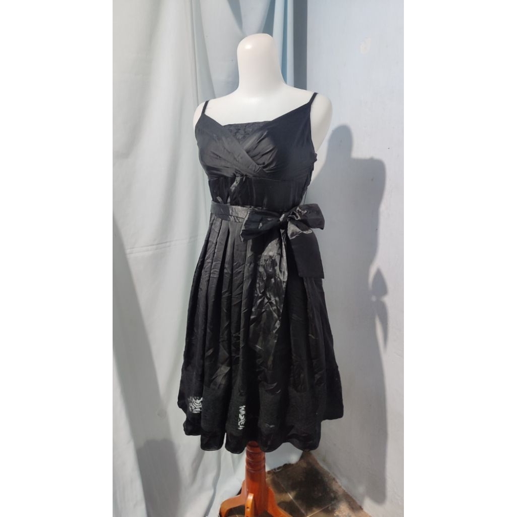 dress hitam Cecil Mcbee