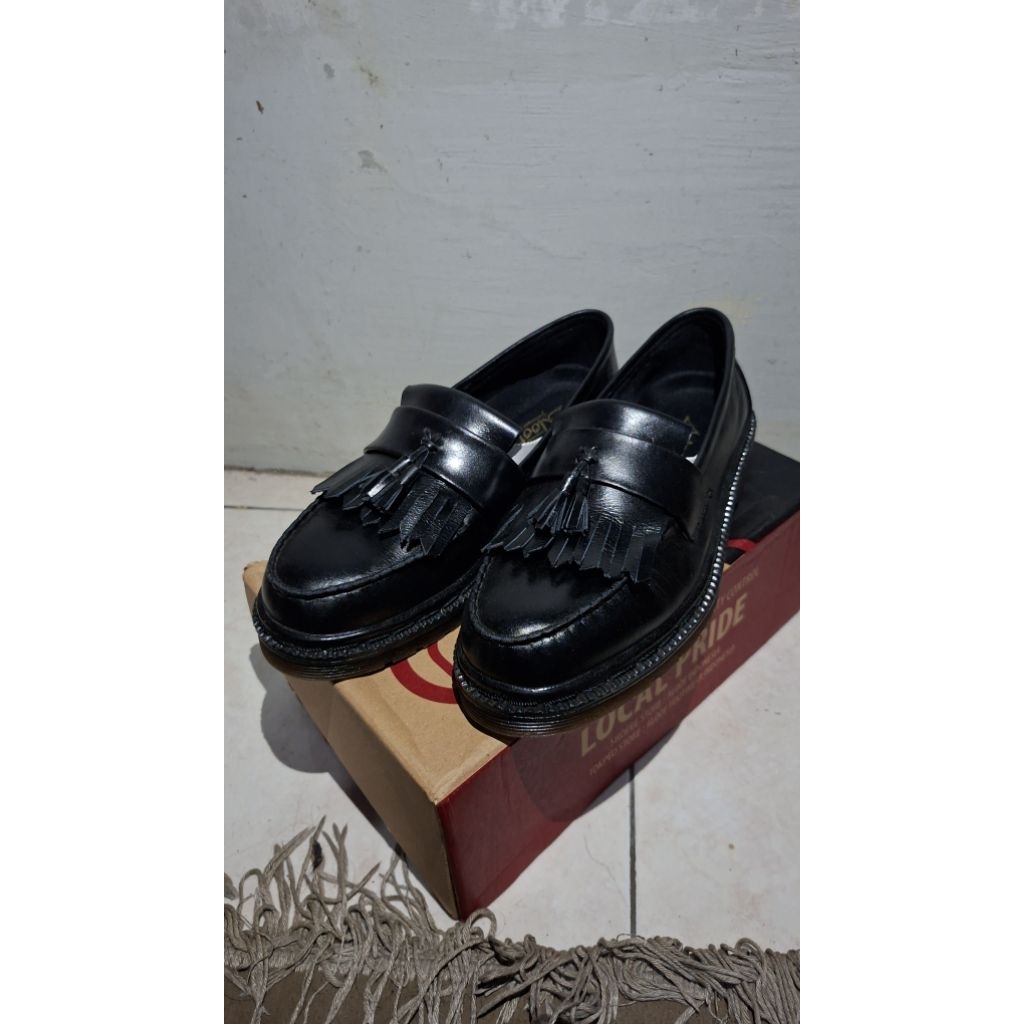 Sepatu Aloof Model Adrian Tassel Local Brand