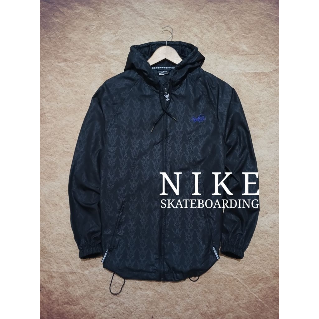 Jaket skateboarding keren NIKE bekas pakai
