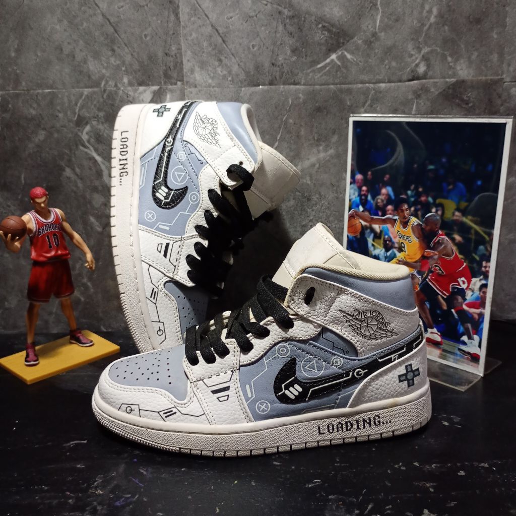 SEPATU BRANDED ANAK KONDISI ISTIMEWAH Nike Air Jordan 1 Mid bertema konsol PlayStation5. Ukuran 36 i