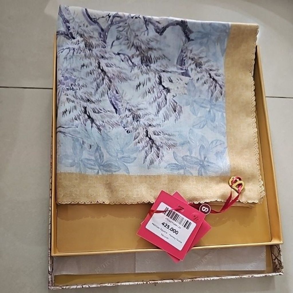 Buttonscarves Holiday Honey Square