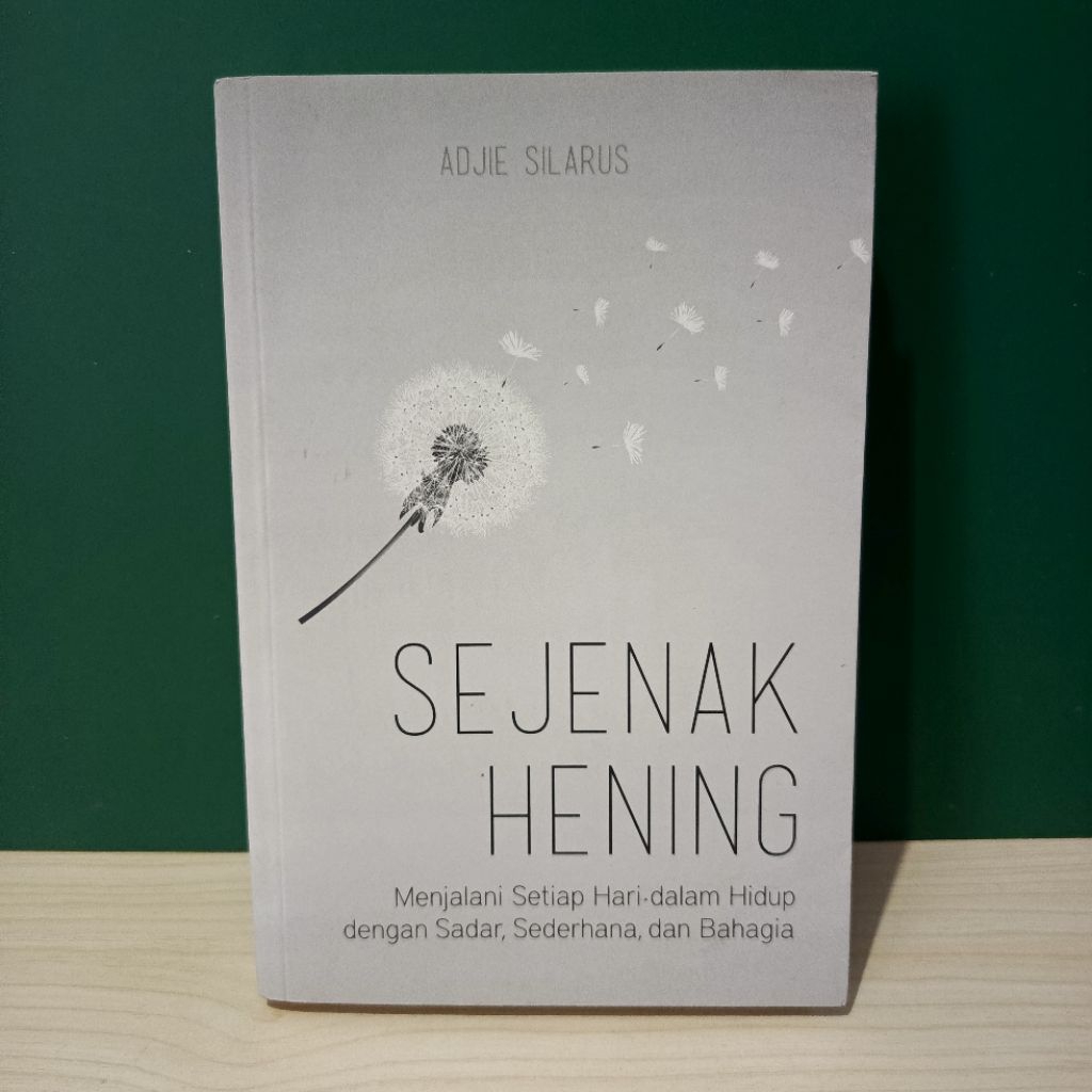 Buku Sejenak Hening by Adjie Silarus