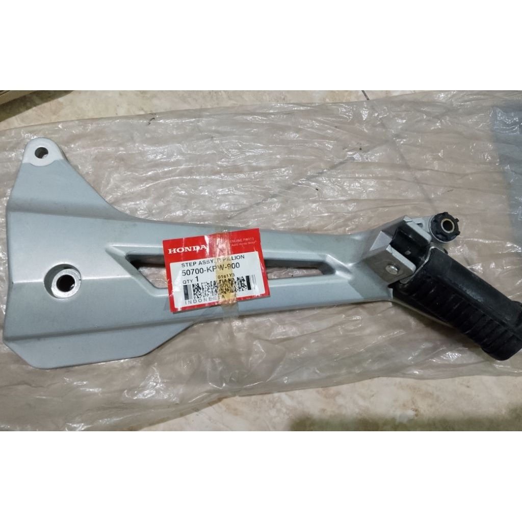 50700KPW900 Step Pillion Foot Step Pijakan Kaki Kanan Belakang Honda Kirana 50700-KPW-900