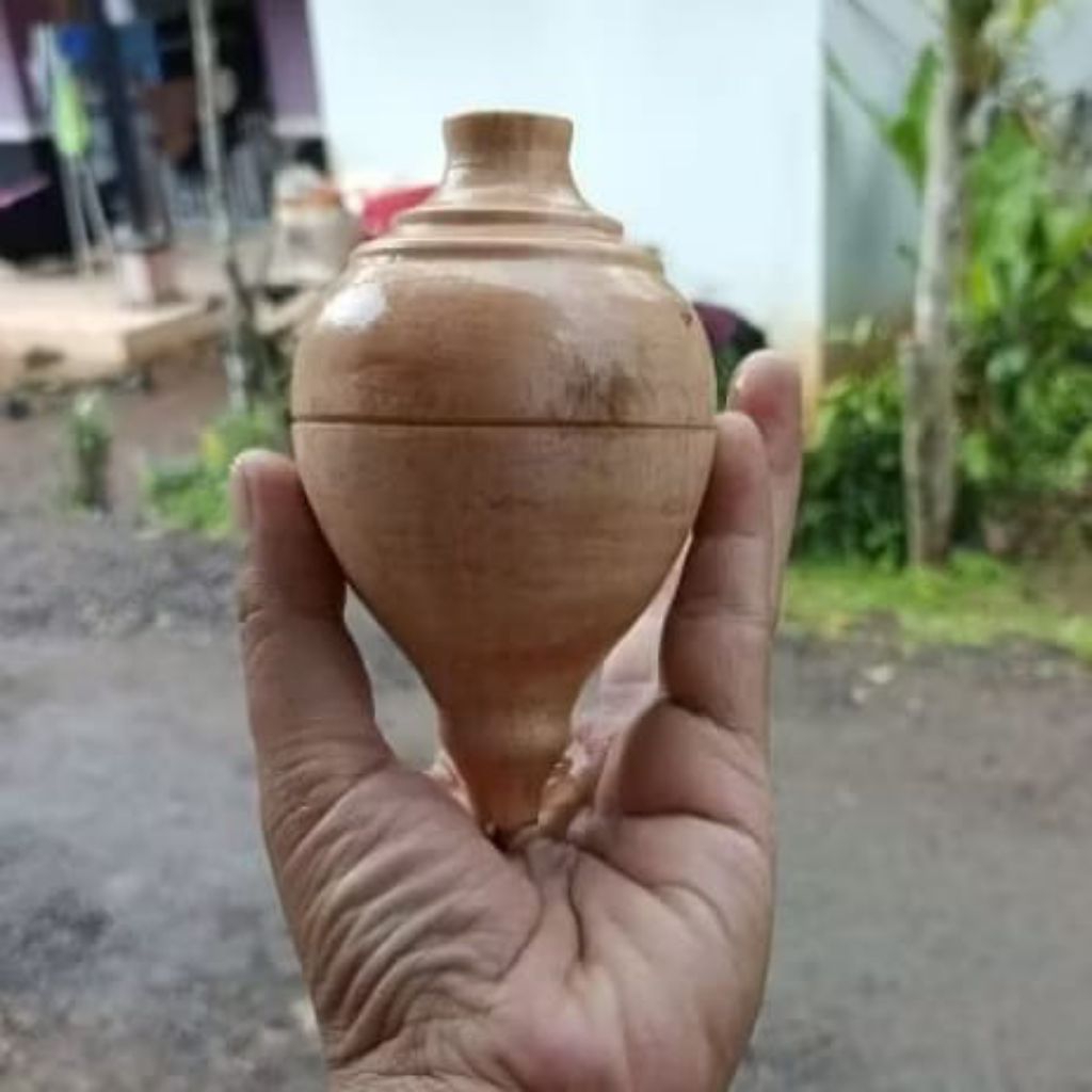 Mainan tradisional kekean/gasing kayu