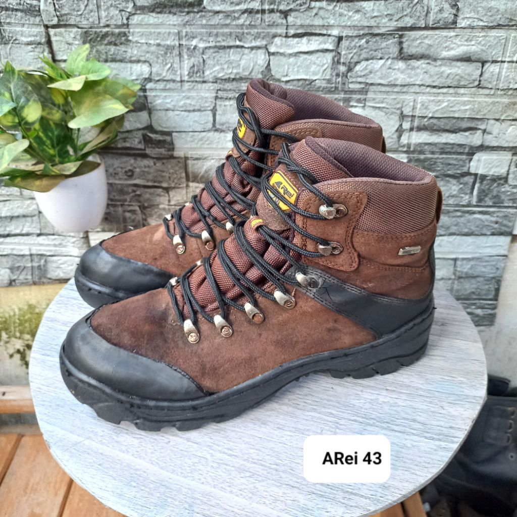 Sepatu second gunung/ndaki outdor merk ARei size43 insol28cm