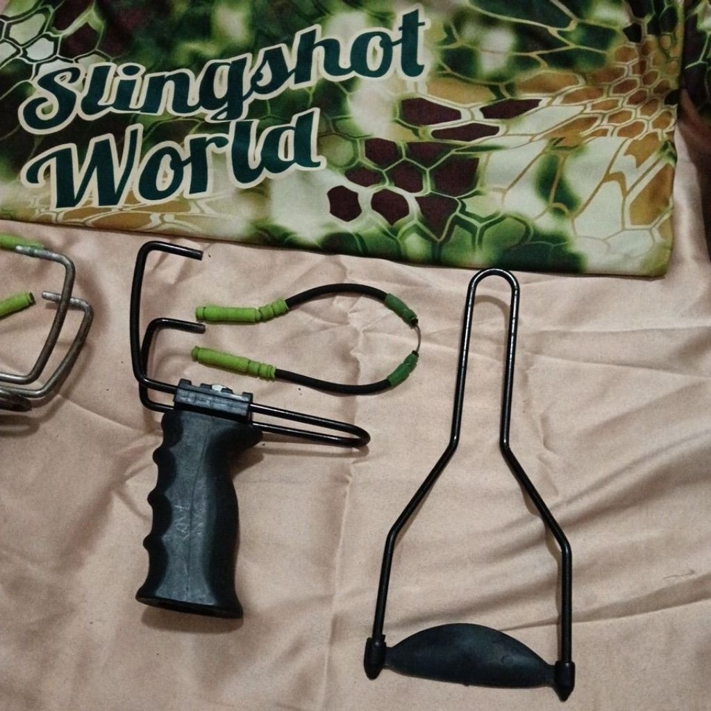 Mainan olahraga Ketapel ikan cagak besi hitam model TTF plus Karet Tubular 1 pasang plus penahan Rui