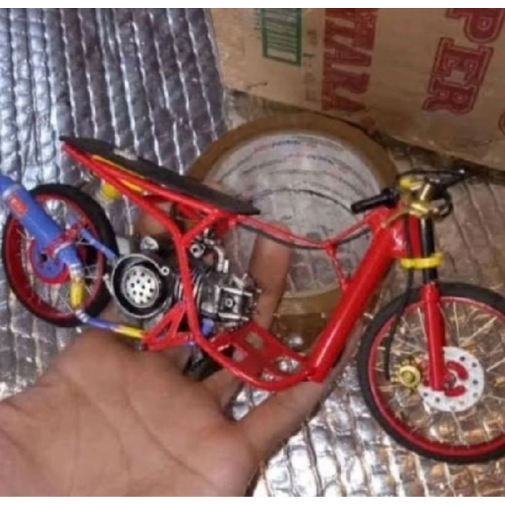 mainan diecast Yamaha aerox motor drag ban bisa berputar