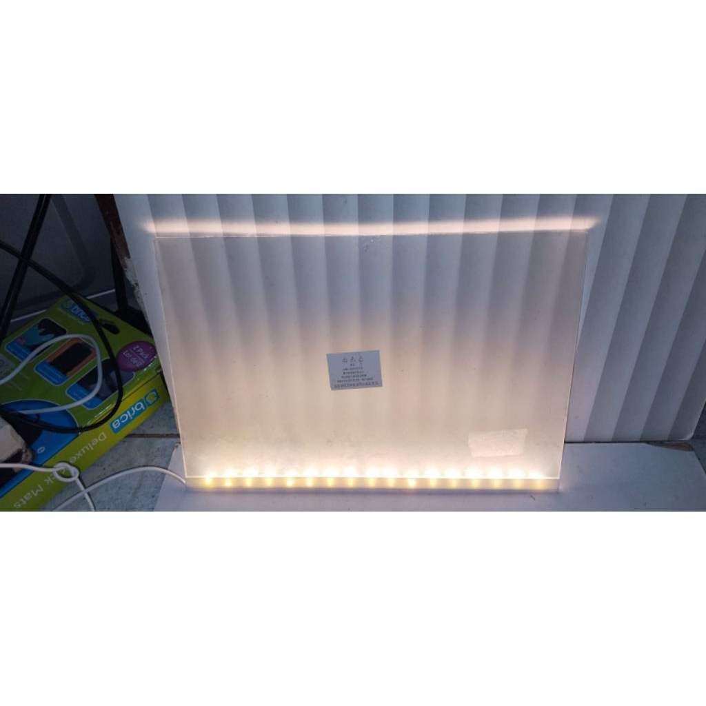 panel kaca moru atau fluted glass