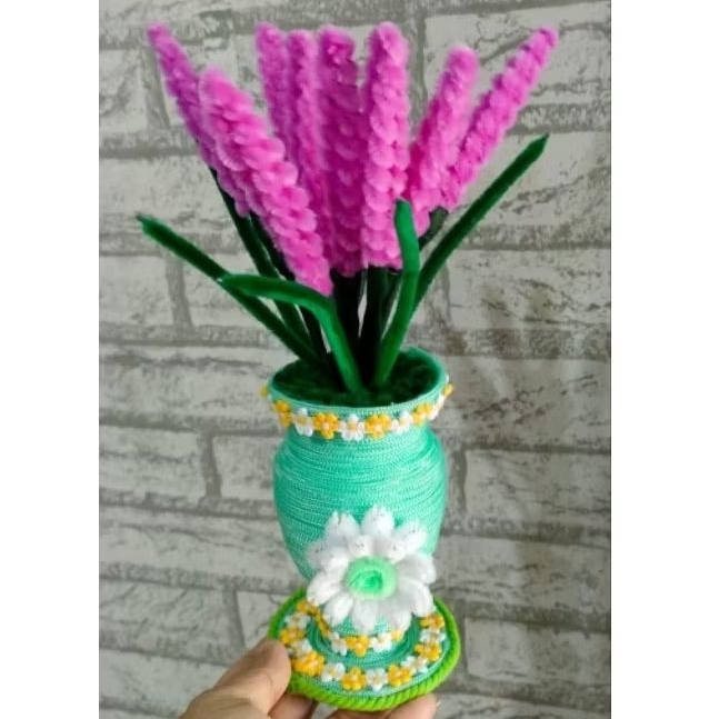 Prakarya Anak sekolah dari botol minum bekas menjadi vas bunga cantik untuk tugas sekolah anak