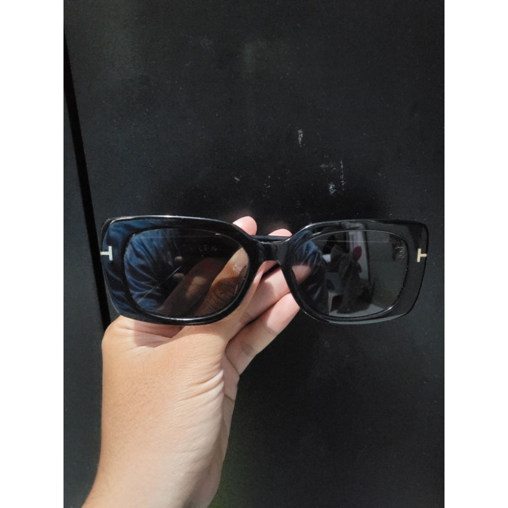 Tom Ford Kacamata FT970/K 01A Hitam untuk Wanita dengan Desain Elegan dan Modern