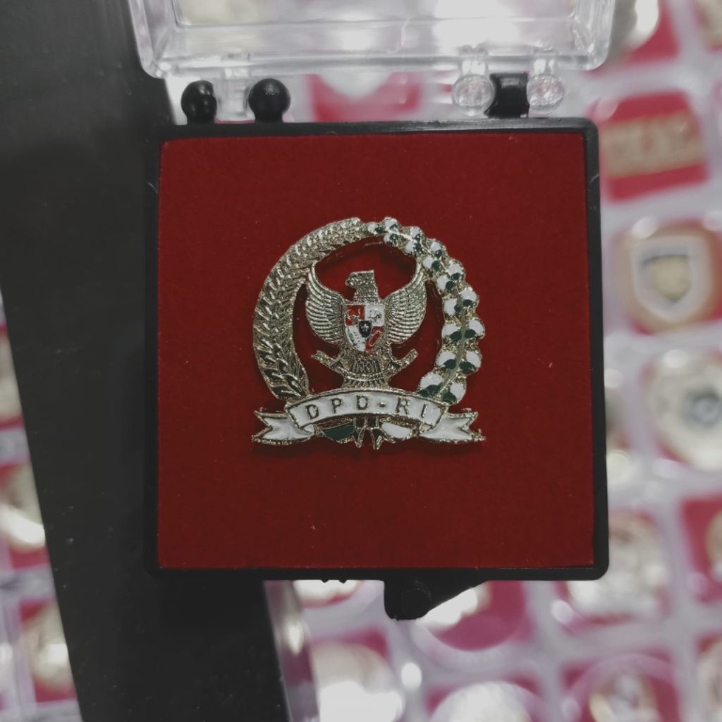 pin kerah DPD-RI