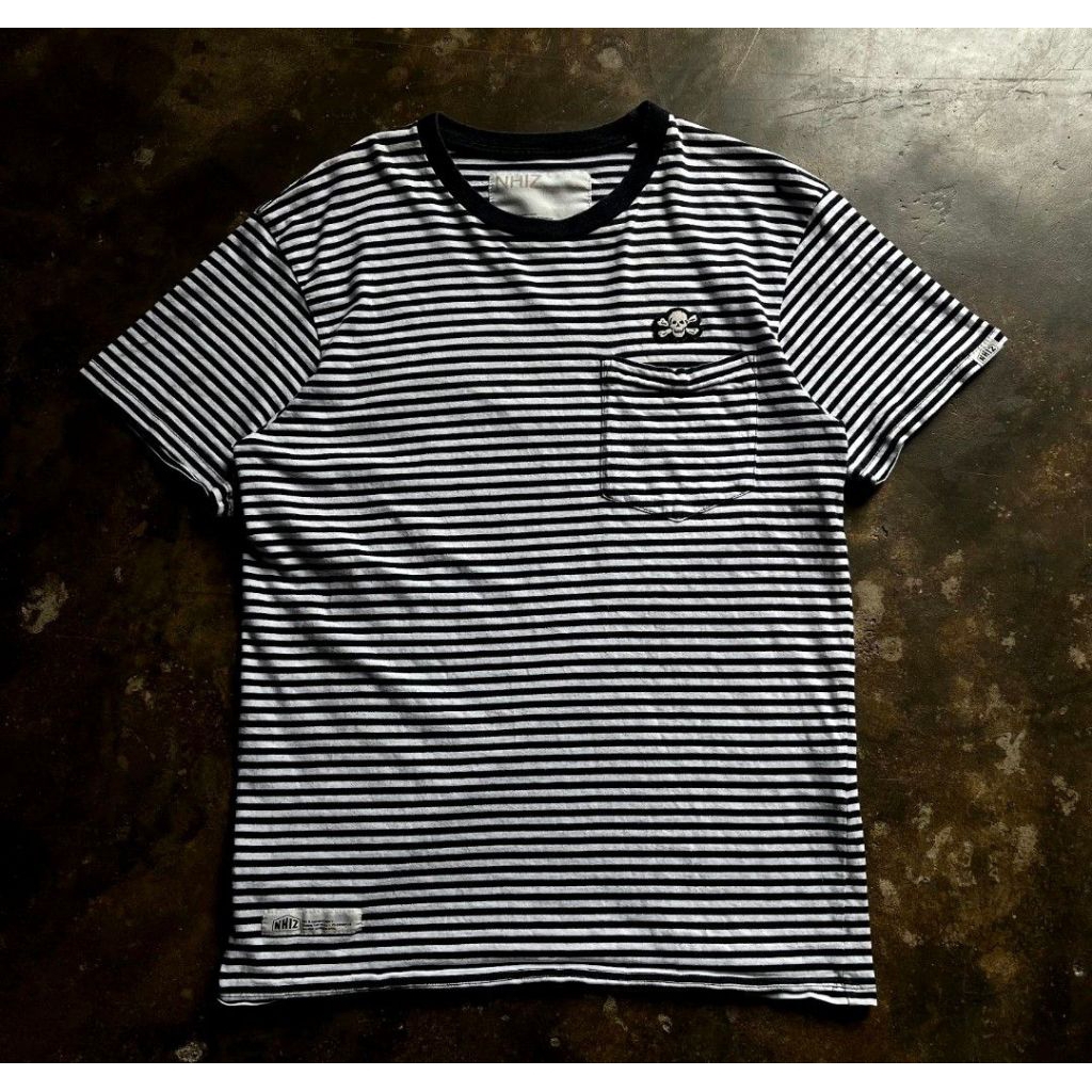 NEIGHBORHOOD X IZZUE STRIPE POCKET SKULL LOGO TEE