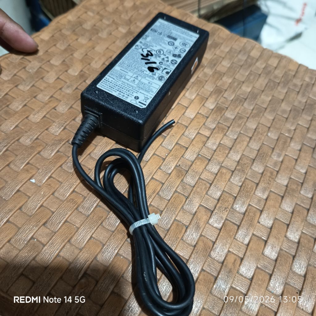Adaptor samsung 19v 3,16a ( bekas ori ) ( buntung )