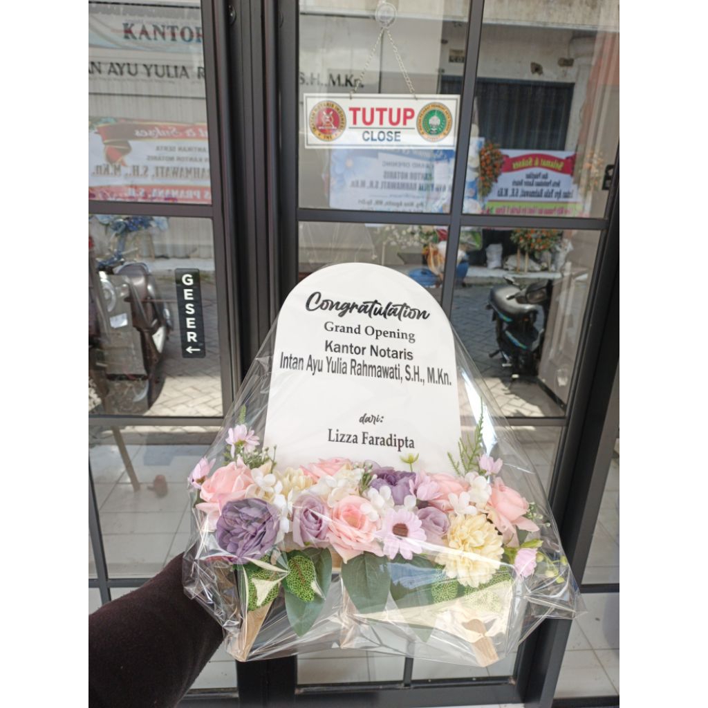 hadiah / bunga ucapan / kado / kadowisuda / papan akrilik / bunga akrilik / bunga