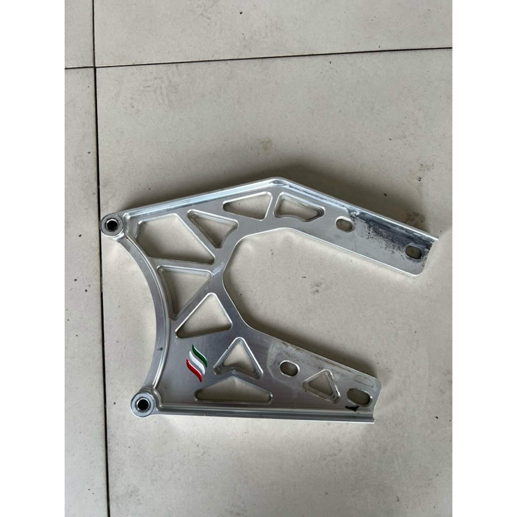 Bracket Arm Luigy ( SECOND ) untuk Knalpot Akrapovic Vespa Sprint / Primavera / LX