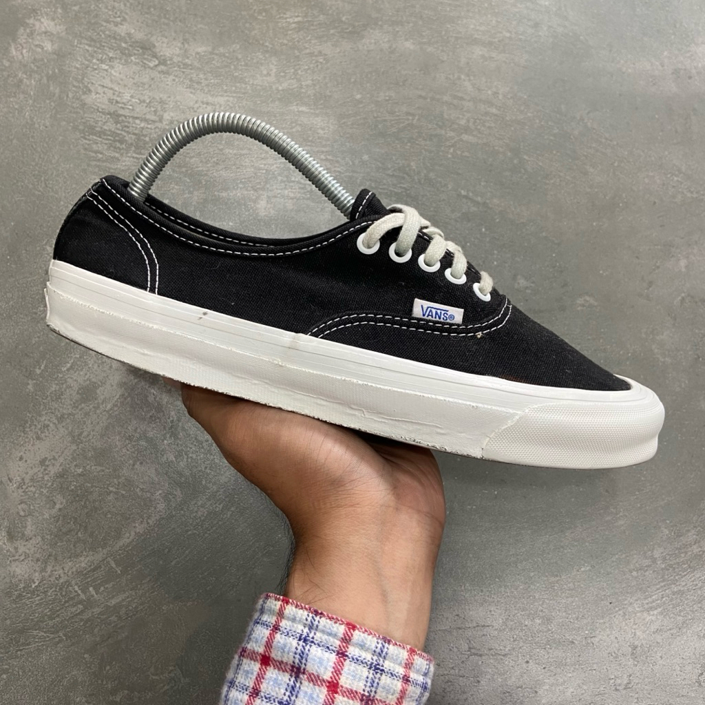 [Size 42.5] Vans Vault OG Authentic LX Black White Second Original Good Condition. Harga Baru nya 4.