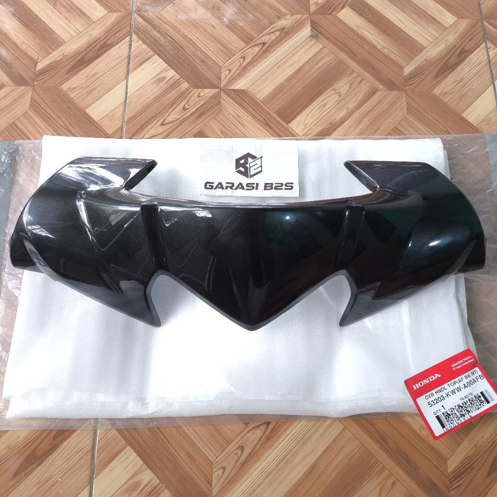 53203-KWW-A00AFB Cover Handle Top Visor Batok Atas Lampu Revo 110 Karbu Hitam Metalik Original AHM