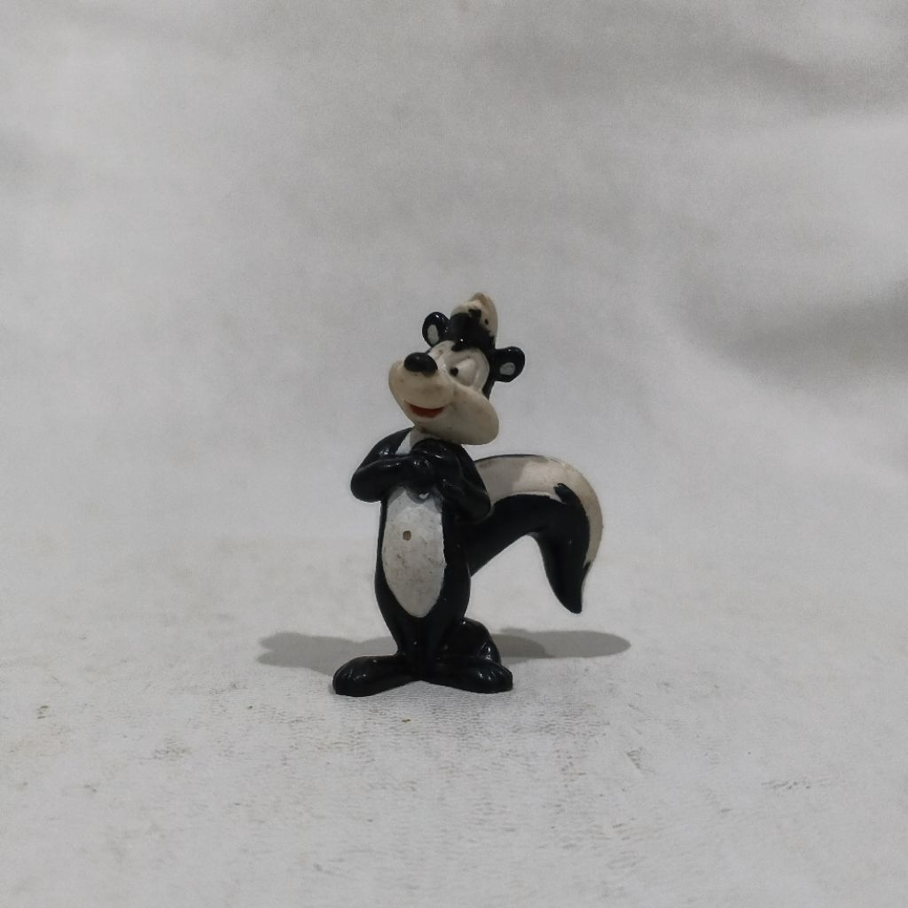 Mainan Figure Pepe Le Pew Looney