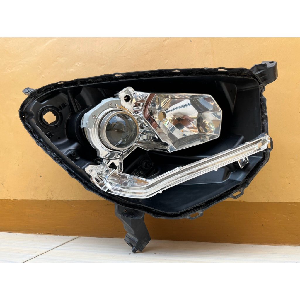 batok housing dan reflektor headlamp lampu depan KANAN R daihatsu sirion  2015-2018 original second