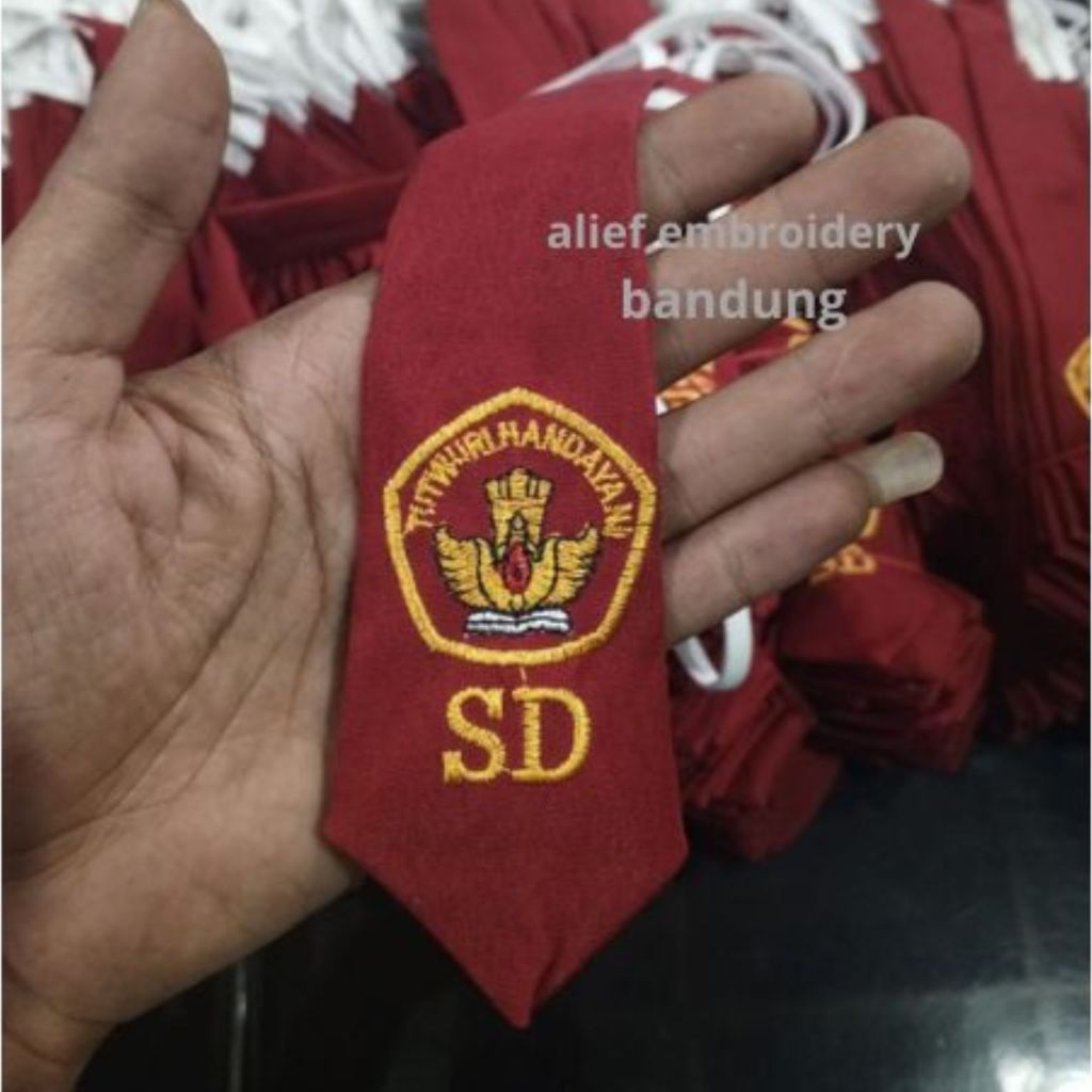 (GROSIR) Dasi SD Logo Bordir Tutwuri PANJANG 25 CM ( Harga Grosir ) / DASI SD MERAH ANAK SEKOLAH SD 