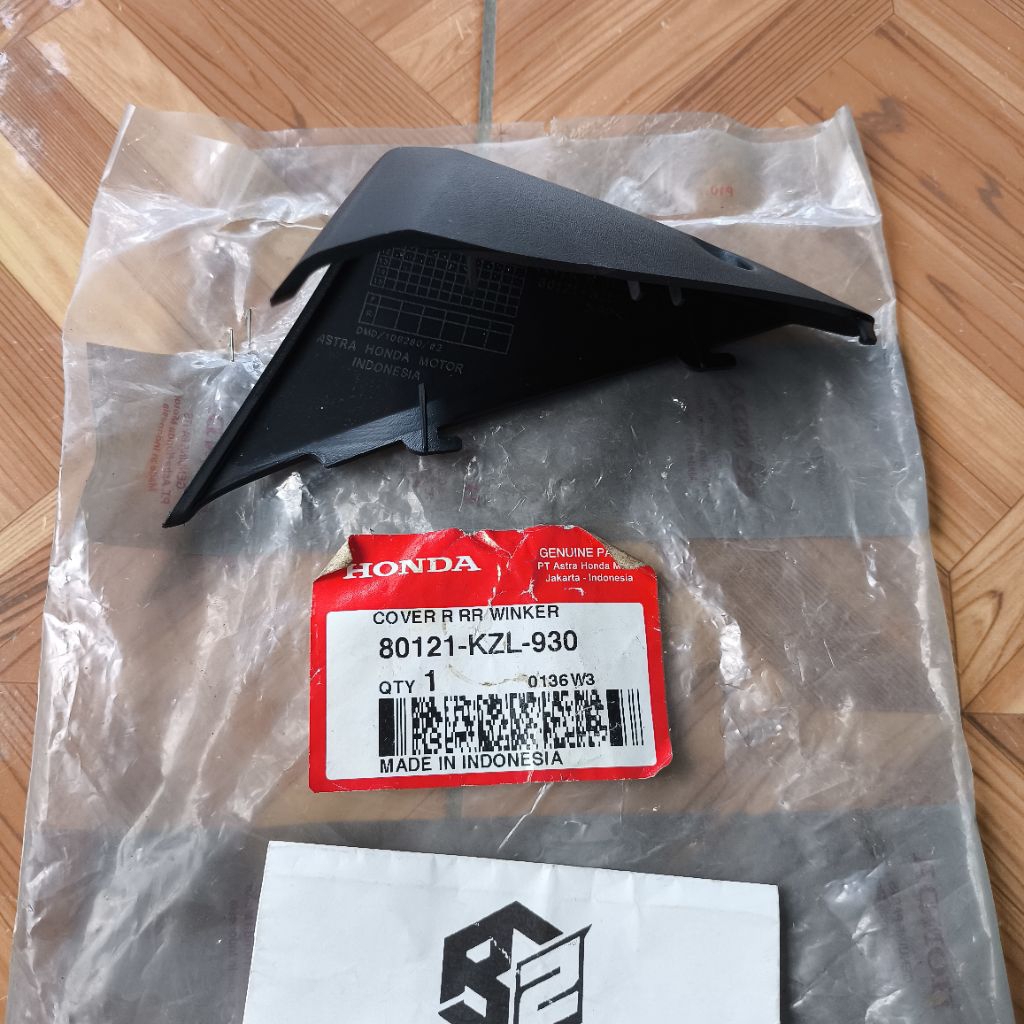 80121-KZL-930 Cover Tutup Lampu Sein Belakang Kanan Spacy Karbu Spacy Fi Original AHM