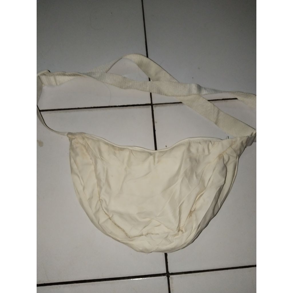 Tas Slempang Uniqlo Broken White