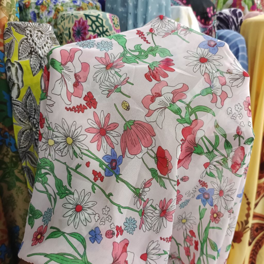 kain siffon ceruty motif bunga mawar mekar - kain siffon terbaru meteran - kain sifon lembut sejuk y