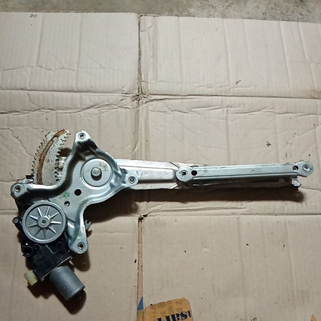 Regulator power window Daihatsu Ayla depan kiri