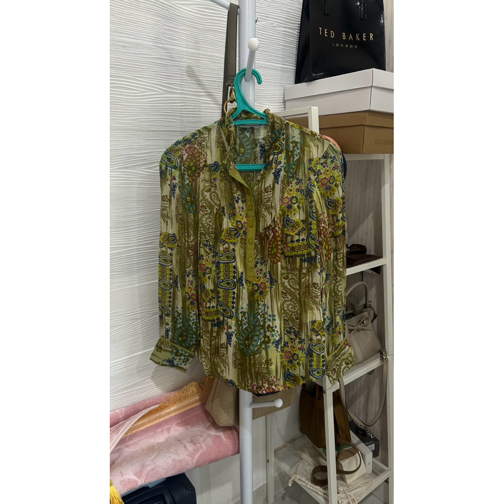 kemeja sheer motif hijau accent | preloved
