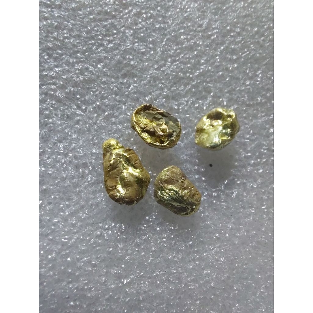 2 biji emas kecil temuan sungai