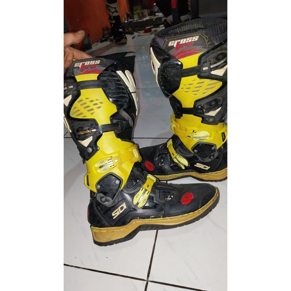 Sepatu trail sidi