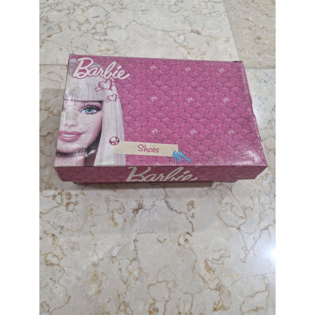 Box sepatu barbie agak besar
