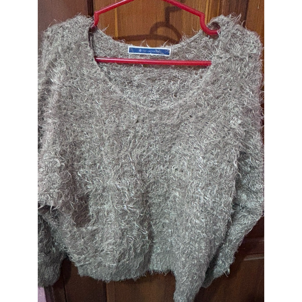 Preloved Sweater Fuzzy Bulu Latte Crop