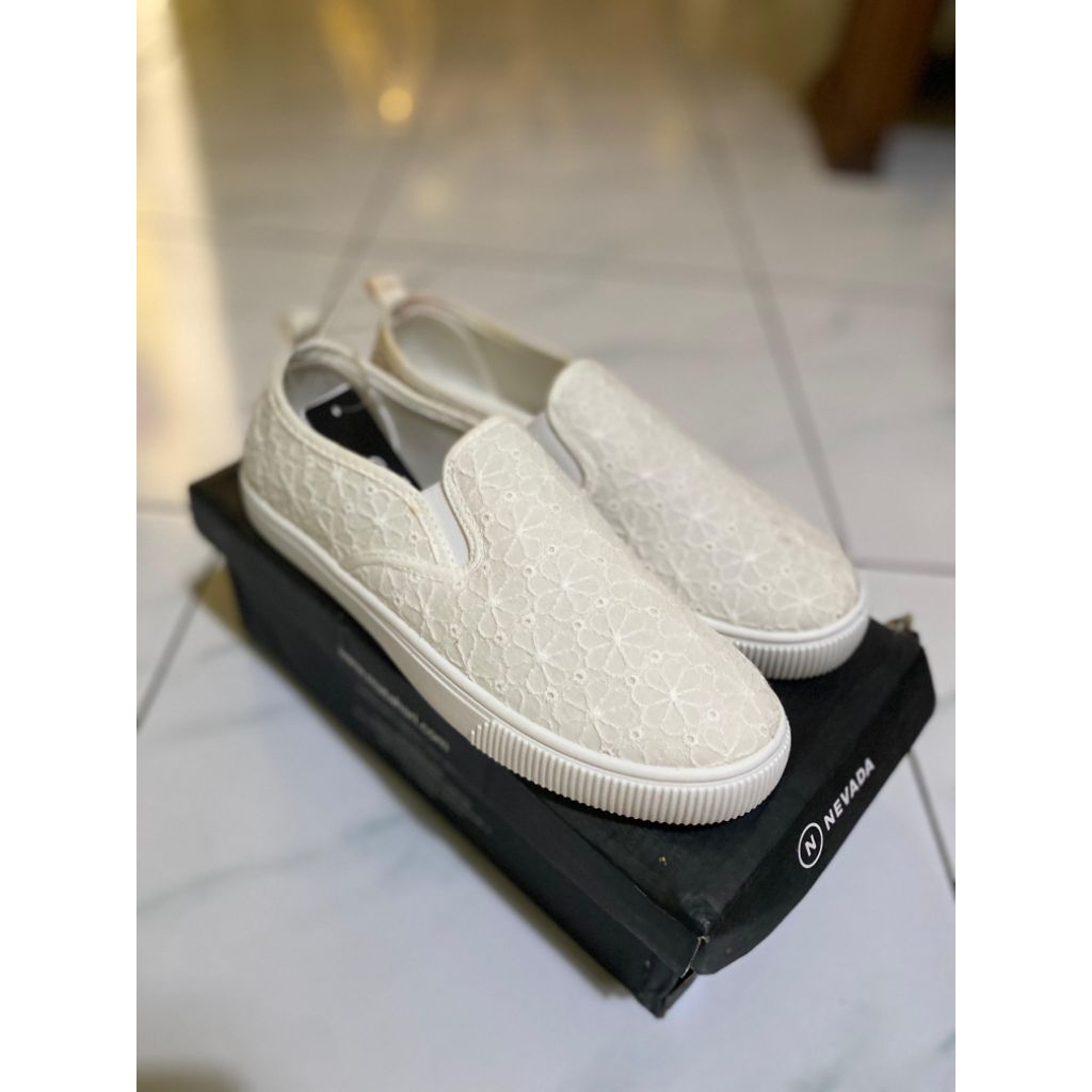 sepatu slip on wanita Nevada bahan kanvas ukuran 39.