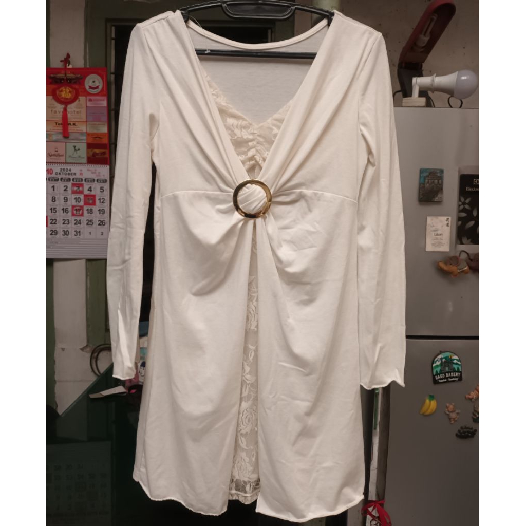 Atasan Blouse Lengan Panjang warna Putih motif Brokat